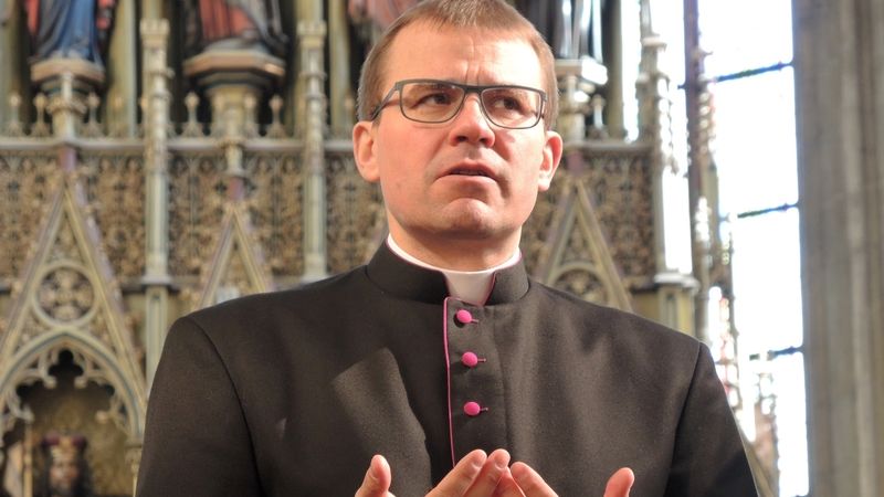 Apokalyptické řeči nejsou na místě, říká plzeňský biskup